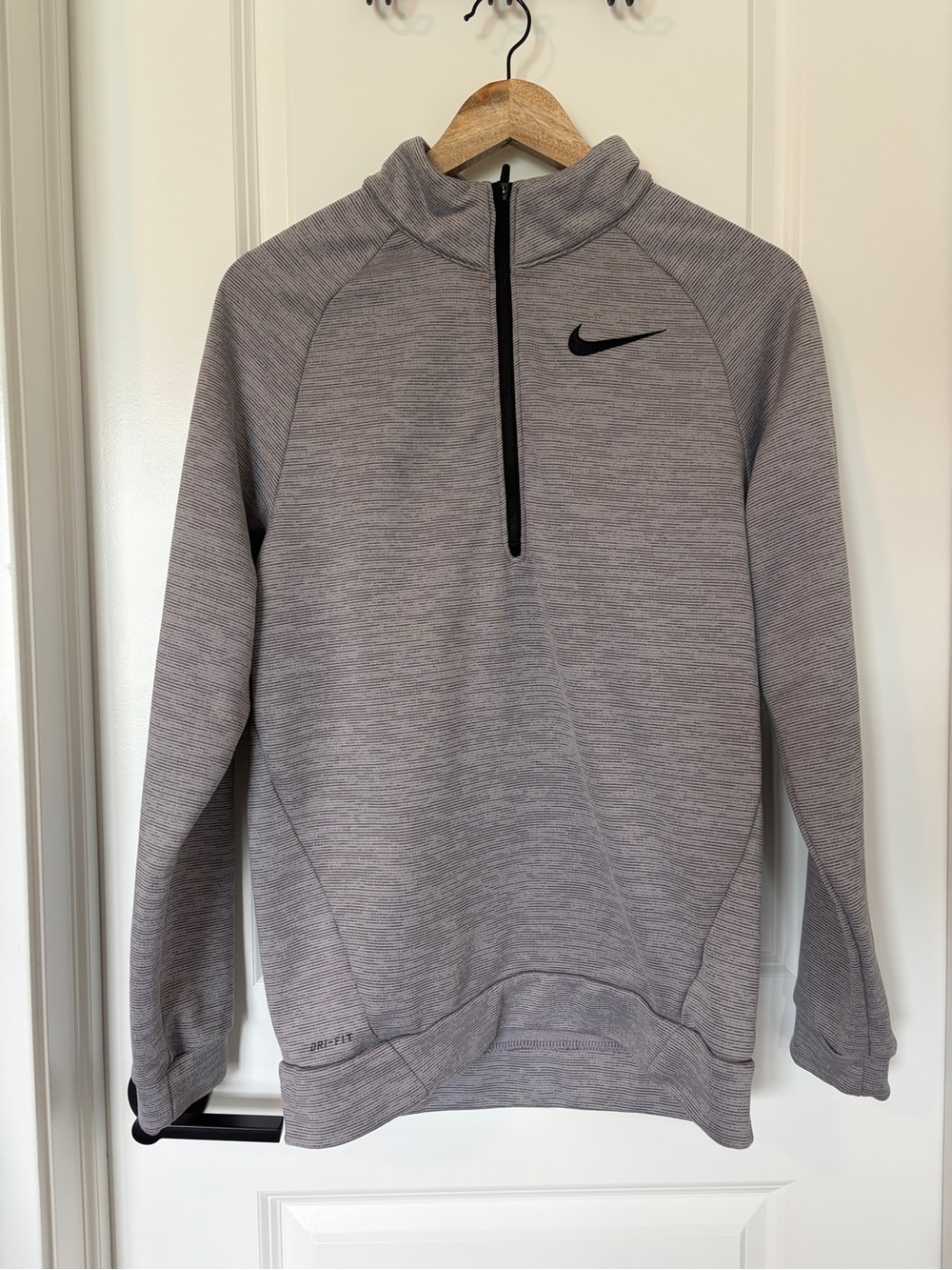 Nike dry-fit Men’s Light Gray Half-Zip Athletic Pullover small